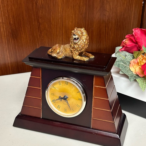 Vintage Wooden and cast bronze Table Top clock with Lion Figure - Picture 14 of 14